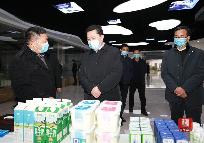 2021年11月18日 羅增斌在鴻豐奶牛養(yǎng)殖公司調研（記者 賴杰 攝）.JPG