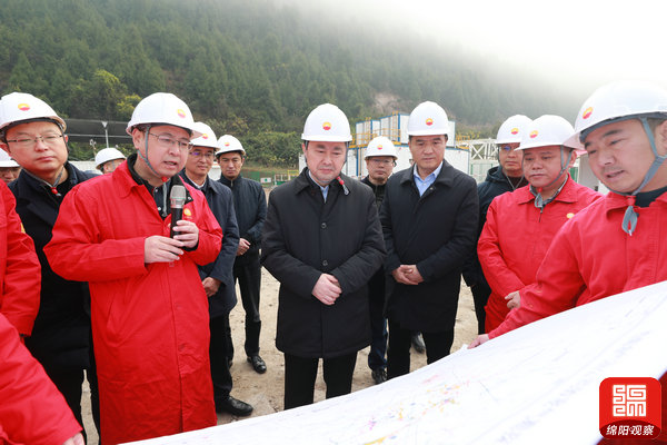 2021年12月9日 羅增斌在鹽亭蓬深6井天然氣勘探現(xiàn)場(chǎng)調(diào)研(記者 賴杰 攝).jpg