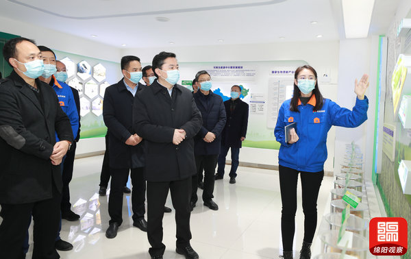 2021年12月9日 羅增斌在盈生物質(zhì)能源開發(fā)公司調(diào)研(記者 賴杰 攝).jpg