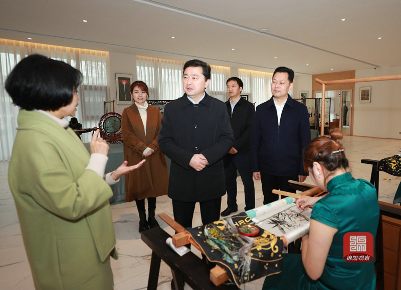 2021年2月27日 羅增斌在蠶?，F(xiàn)代農業(yè)園調研（記者 賴杰 攝）.JPG