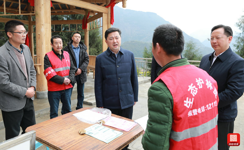 2021年3月6日 羅增斌在擂鼓鎮(zhèn)蓋頭村檢查森林防火工作(記者 賴杰 攝).jpg