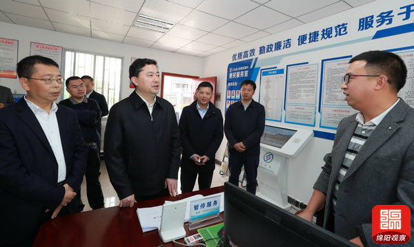 2021年4月23日 羅增斌在立新鎮(zhèn)高棚村調(diào)研(記者 賴杰 攝).jpg