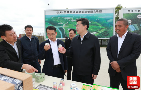 2021年4月23日 羅增斌在綿陽明興農(nóng)業(yè)科技公司調(diào)研(記者 賴杰 攝).jpg