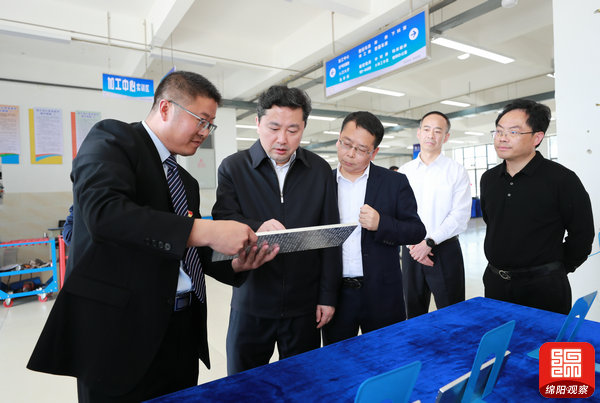 2021年4月23日 羅增斌在三臺(tái)職業(yè)技術(shù)學(xué)校調(diào)研(記者 賴杰 攝).jpg