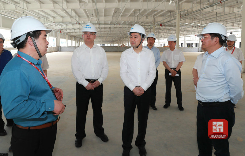 2021年5月12日 羅增斌在長(zhǎng)虹鋰電池項(xiàng)目調(diào)研（記者 賴(lài)杰 攝） .JPG