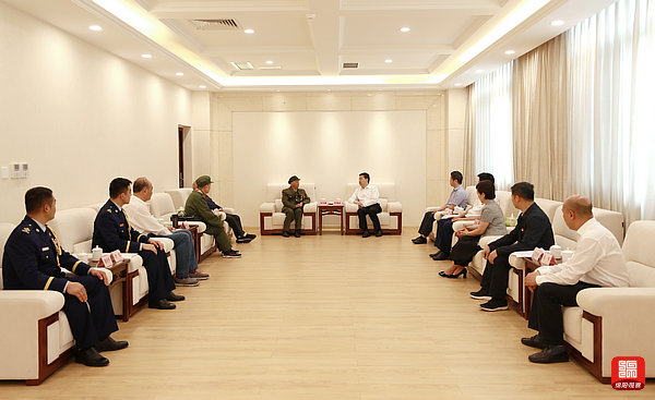 2021年5月7日 羅增斌會(huì)見(jiàn)報(bào)告團(tuán)成員（記者 賴(lài)杰 攝）.JPG