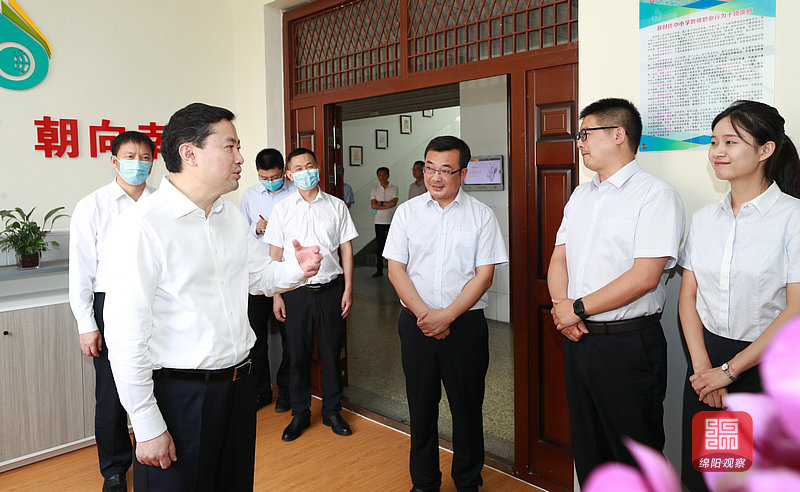 2021年9月9日 羅增斌在外國語學?？赐蠋煟ㄓ浾?賴杰 攝）.jpg