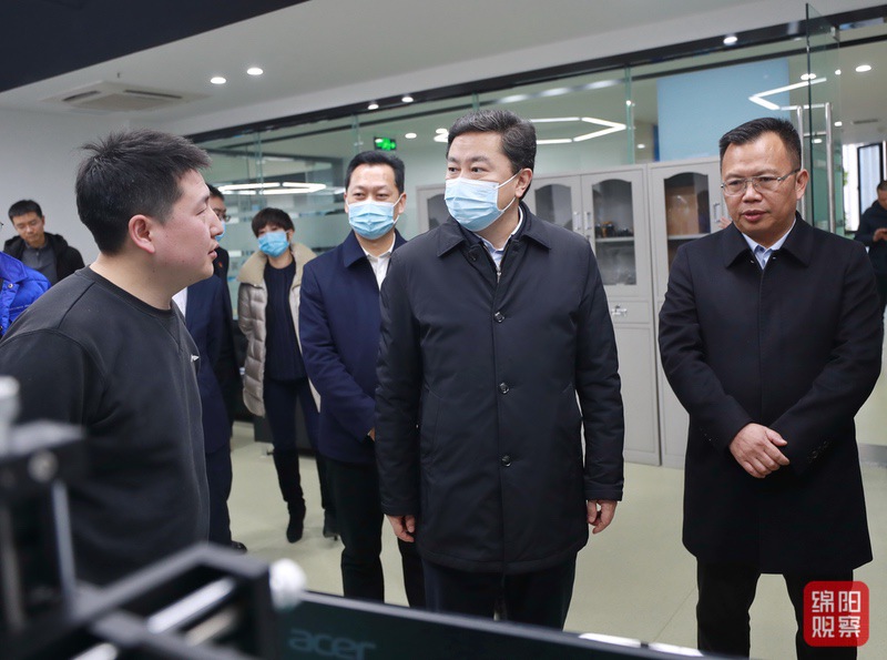 2022年1月11日 羅增斌在綿陽(yáng)中關(guān)村信息谷創(chuàng)新中心調(diào)研（記者 賴杰 攝）.JPG