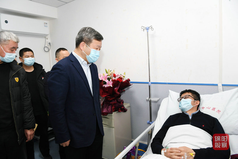 2022年2月26日，曹立軍看望慰問一線防疫病倒的醫(yī)務人員和督導高新區(qū)防疫工作3  張莉 攝.jpg