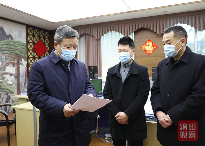 市委總值班室看望值班人員(記者 賴杰 攝).jpg