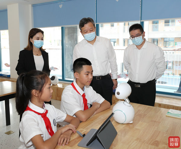 2022年9月9日 曹立軍在高新區(qū)創(chuàng)新實驗小學看望教師（記者 賴杰 攝）.JPG