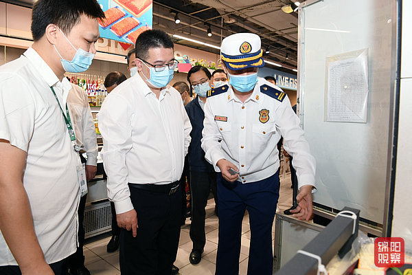 2022年9月28日，李云檢查節(jié)前安全生產(chǎn)、疫情防控、市場供應4  張莉 攝.jpg