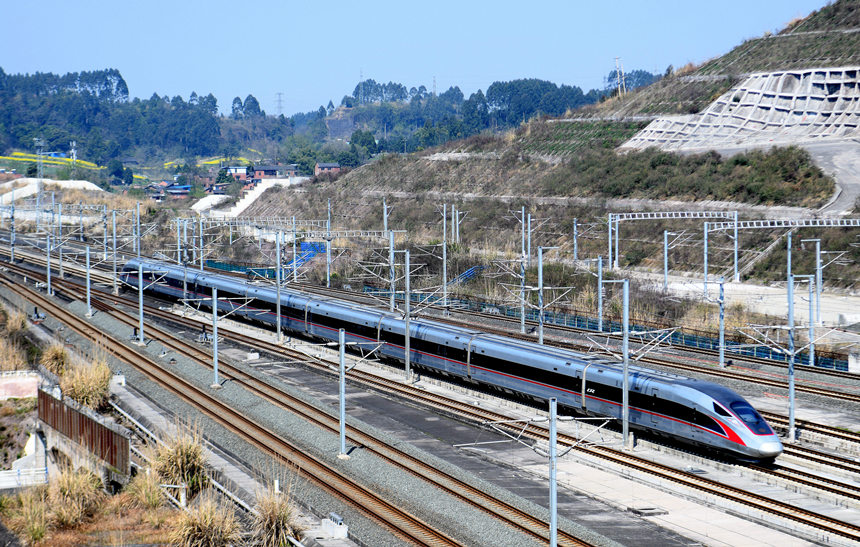 復興號動車組駛過成渝高鐵內(nèi)江北站。胡志強攝