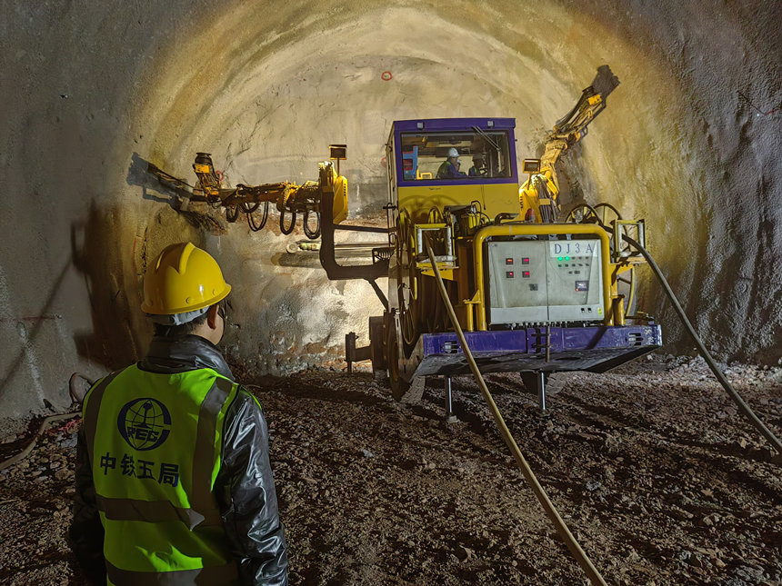 成渝中線高鐵劉三寨隧道建設(shè)現(xiàn)場。 受訪者供圖