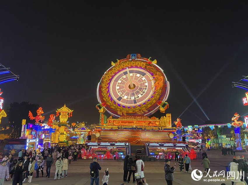 燈會開幕當晚，各地游客前來賞燈。人民網(wǎng) 王凡攝