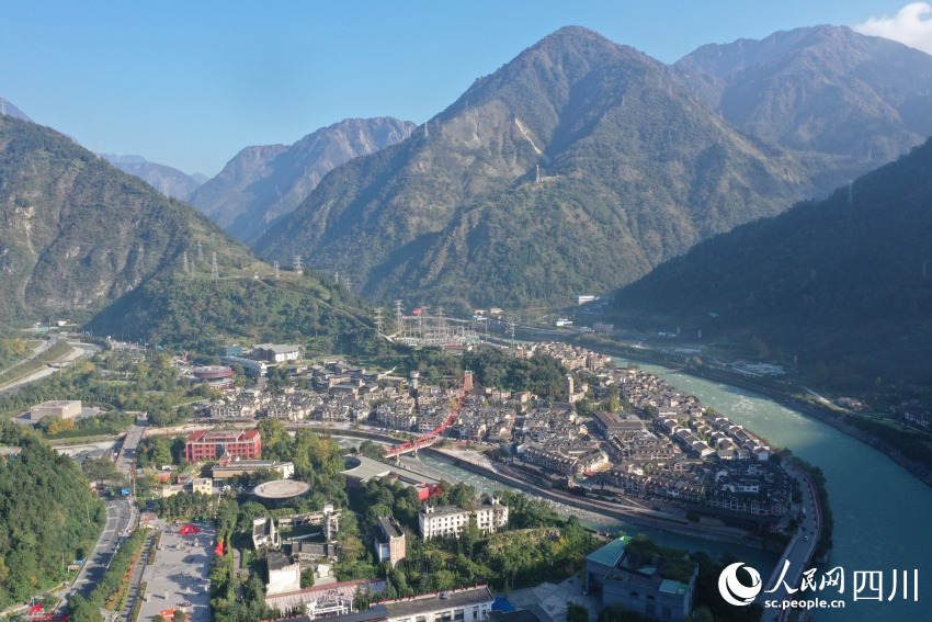 航拍映秀鎮(zhèn)。人民網(wǎng)記者 王洪江攝.jpg