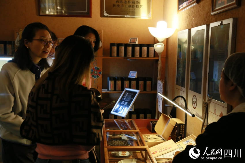游客正在購買茶葉。人民網(wǎng)記者 朱虹攝