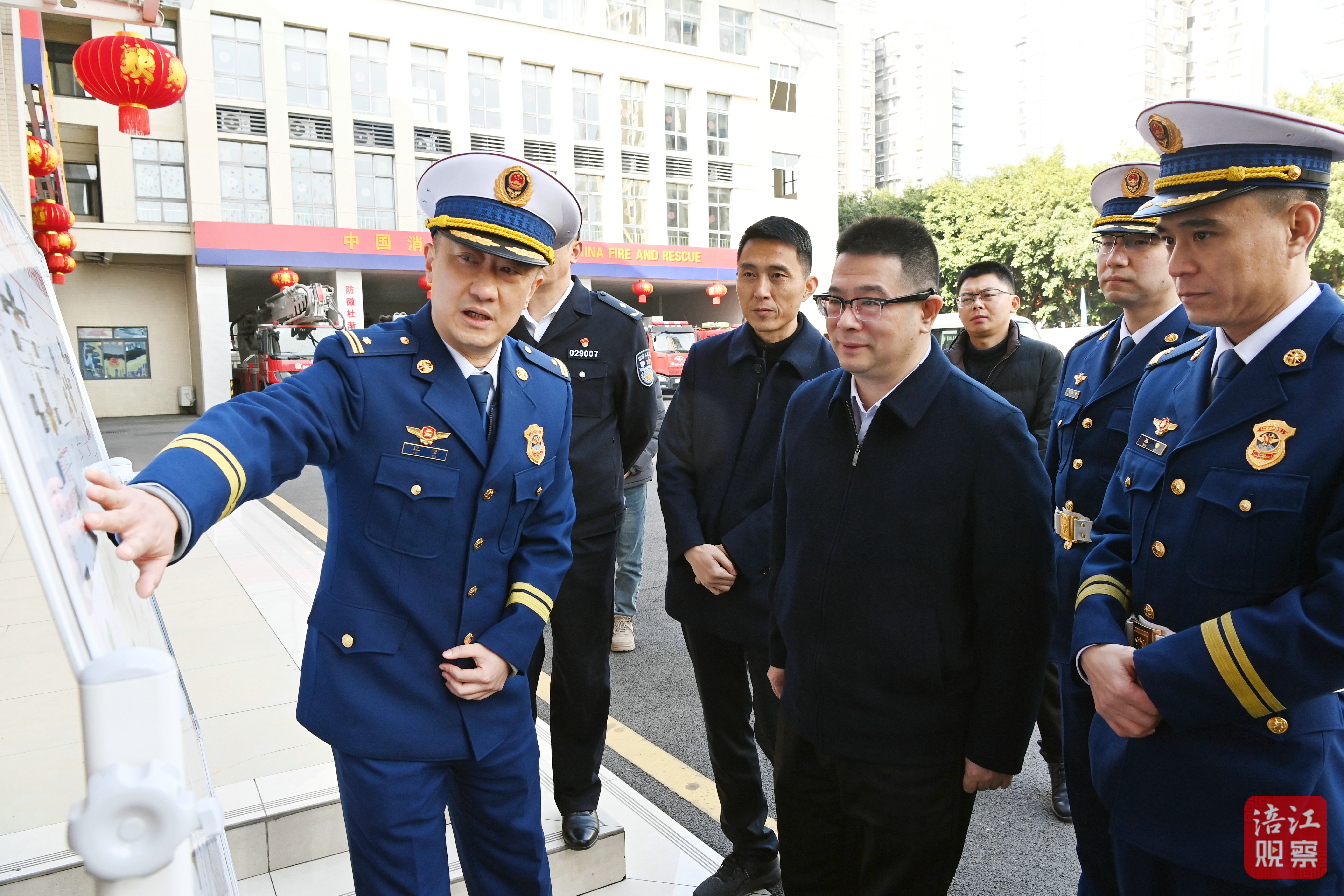 2025年1月27日，李云檢查節(jié)日供應(yīng)、安全穩(wěn)定工作‘，慰問(wèn)一線職工3  張莉 攝.jpg