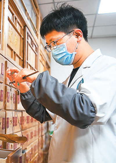 日前，陜西省西安市雁塔區(qū)電子城二〇五所社區(qū)衛(wèi)生服務(wù)站中醫(yī)館的藥劑師為患者配制中藥。新華社記者 鄒競(jìng)一攝