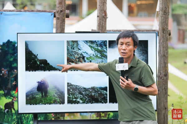 羅春平向自然教育研學學子講解岷山中段雪豹調(diào)查取得的階段性成果.jpg